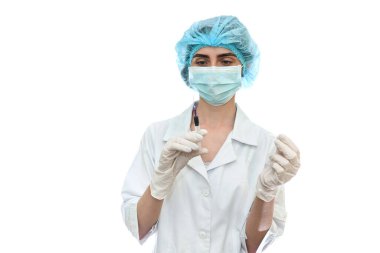 Ampulleri olan doktor beyaz arkaplanda izole edildi