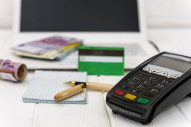 Kredi kartı ile avro banknotlarına seçici odaklan
