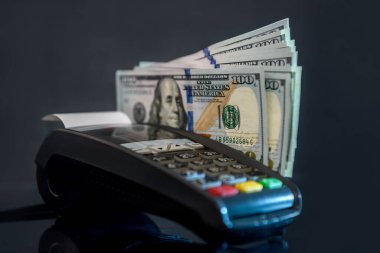 Kredi kartıyla dolar ve banka terminali.