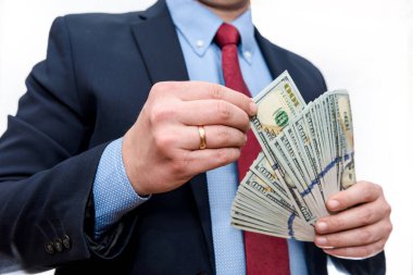 Takım elbiseli bir işadamı, beyaz banknotlarla izole edilmiş.