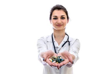 Avuçlarında renkli haplar olan doktor beyaza izole edilmiş.