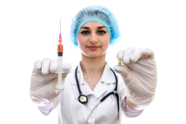 Beyaz arka plan üzerinde izole şırınga tutarak doktor