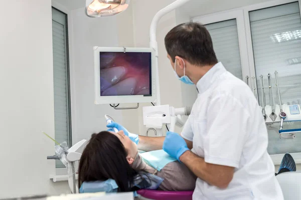 Diş Hekimi Kamerayla Hastanın Dişlerini Kontrol Ediyor Ekrana Bakıyor — Stok fotoğraf