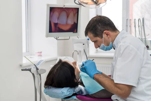 Dentista Que Trata Los Dientes Del Paciente Con Instrumentos Estomatología — Foto de Stock