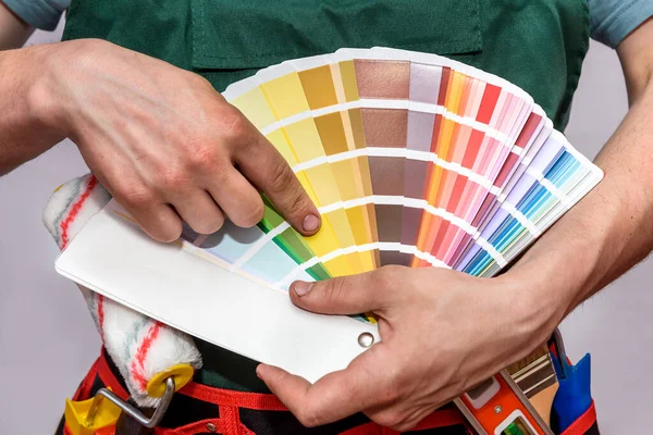 Männliche Hand Zeigt Auf Farbmuster Aus Nächster Nähe — Stockfoto