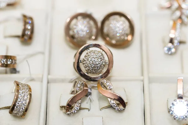 Ékszerbolt Bemutatója Fülbevalókkal Gyűrűkkel — Stock Fotó