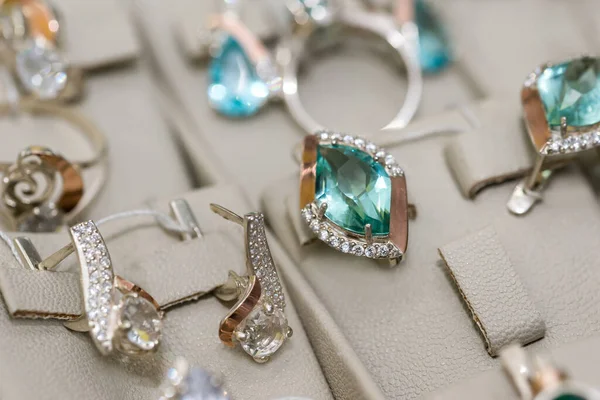 Değerli Mücevherler Yüzük Küpeler — Stok fotoğraf