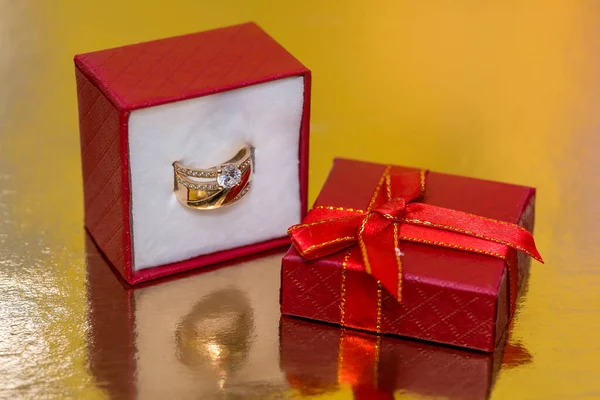 Couronne Bague Dorée Coffret Cadeau Rouge — Photo