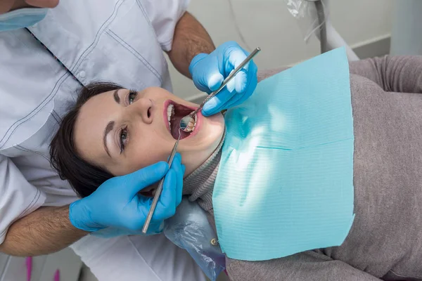 Mujer Sentada Silla Dentista Doctor Examinando Dientes — Foto de Stock