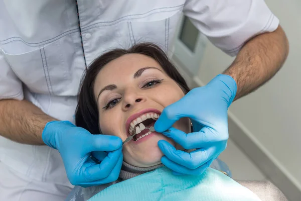 Manos Dentista Con Muestreador Dientes Paciente — Foto de Stock