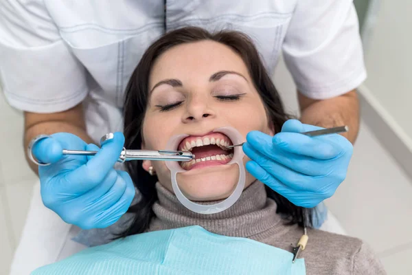 Manos Dentistas Con Instrumentos Primer Plano Cara Del Paciente — Foto de Stock