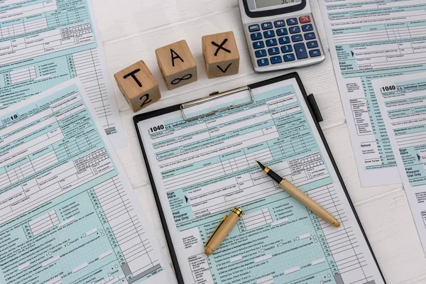 1040 Tax Form Clipboard Wooden Cubes Calculator — Stock Photo, Image