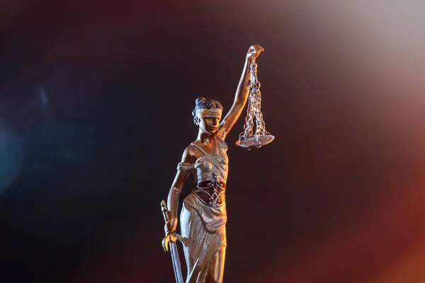 Statua Bogini Sprawiedliwości Ciemnym Tle — Zdjęcie stockowe