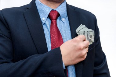 Cebinde dolar banknotları olan bir iş adamı.