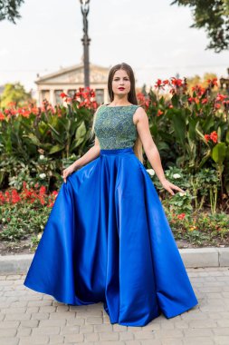 Kokteyl elbisesi içindeki güzel sarışın kadının portresi.