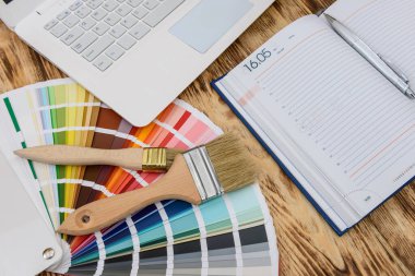 Masada dizüstü bilgisayarı ve renk örneği var.