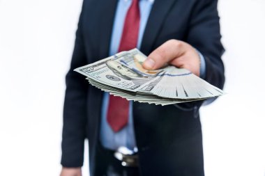 Takım elbiseli adam para teklif ediyor. Yakın plan.