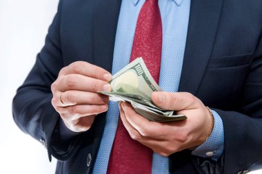 Beyaz banknotlarda izole edilmiş dolar sayan bir işadamı