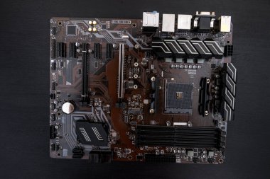 Koyu arkaplanda bilgisayar ana kartı, kapat