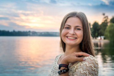 Gölde gün batımına karşı güzel bir kadın