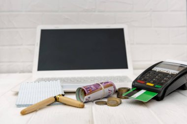 Laptop, terminal, kredi kartı ve avro.