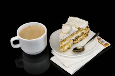 Lezzetli bir kek ve yansımalı kahve.