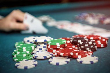 Poker fişleri ve kağıt oynayan kadın eli kapat.