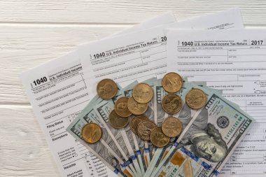Tahta arka planda 1040 Amerikan doları.