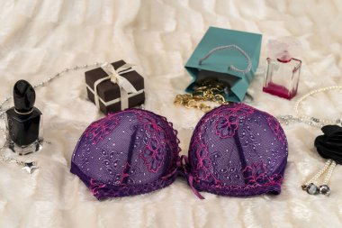 Bej kumaşlı, baştan çıkarıcı kırmızı sütyen.