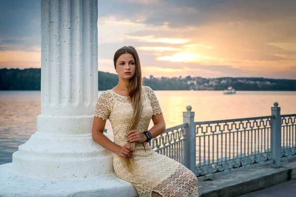 Giovane Bella Donna Abito Posa Sulla Costa Del Mare Tramonto — Foto Stock