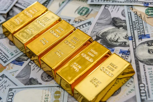 Barras Ouro Com Notas Cem Dólares Como Fundo — Fotografia de Stock