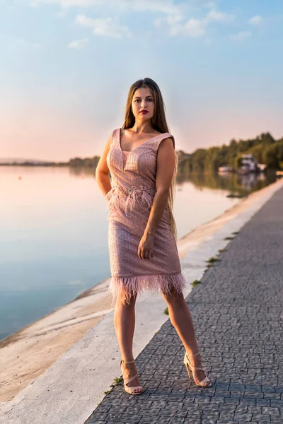 Kobieta Brzoskwiniowej Sukni Wieczorowej Przed Jeziorem — Zdjęcie stockowe