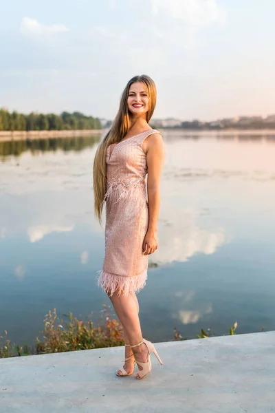 Uśmiechnięta Blondynka Pozowanie Sukience Mody Plaży — Zdjęcie stockowe
