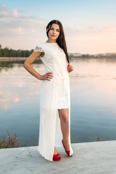 Joven Hermosa Mujer Contra Atardecer Lago — Foto de Stock