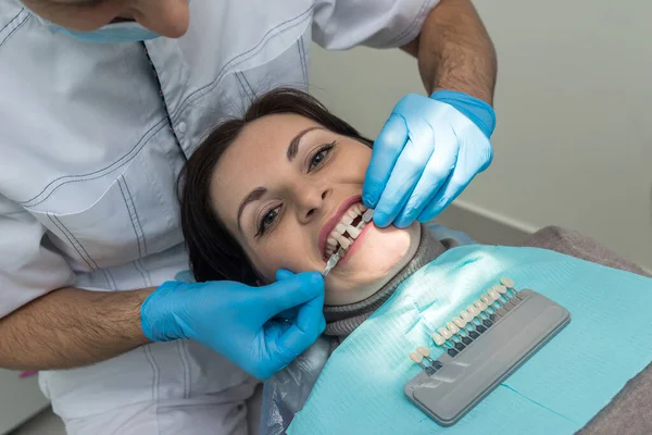 Manos Del Dentista Con Muestras Dientes Comparación Con Paciente — Foto de Stock