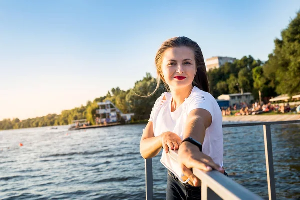 Jeune Belle Femme Marchant Dans Parc Avec Lac — Photo