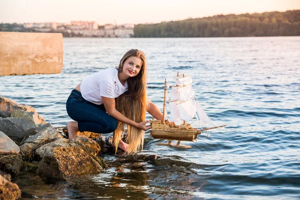 Hermosa Mujer Vela Juguete Barco Agua —  Fotos de Stock