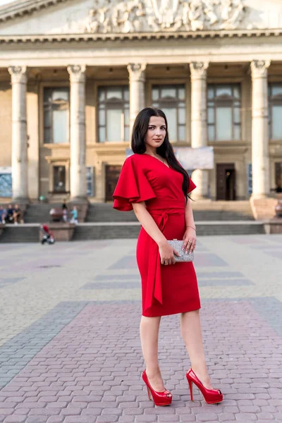Piękna Brunetka Kobieta Czerwonej Sukience Pozowanie Ulicy — Zdjęcie stockowe