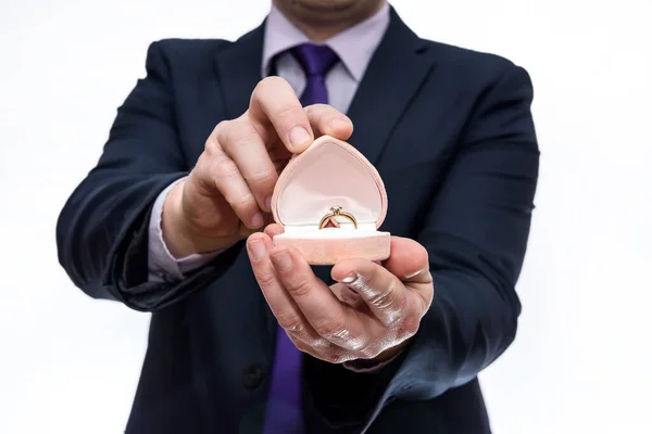Homme Offrant Bague Avec Diamant Dans Une Boîte Cadeau — Photo
