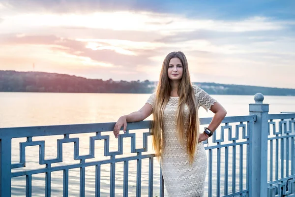 Bella Donna Con Capelli Lunghi Posa Contro Tramonto — Foto Stock