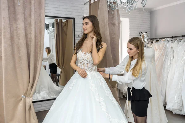 Портной Измеряет Свадебное Платье Невесты Магазине — стоковое фото