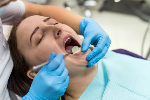 Médico Odontología Examinando Los Dientes Del Paciente Con Espejo — Foto de Stock