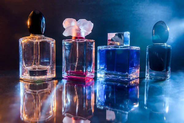 Perfumy Butelkach Ciemnym Tle Zbliżenie — Zdjęcie stockowe
