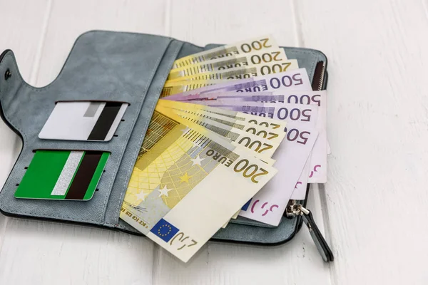 Billetes Euros Con Tarjeta Crédito Cartera —  Fotos de Stock