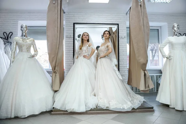 Spose Felici Abiti Sposa Posa Salone — Foto Stock