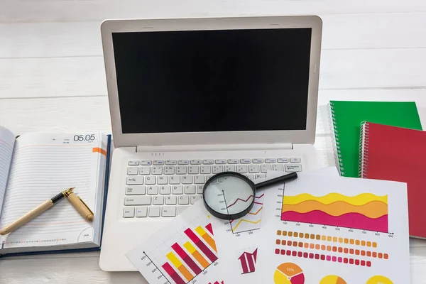 Geschäftsgrafiken Mit Laptop Und Lupe Schreibtisch — Stockfoto