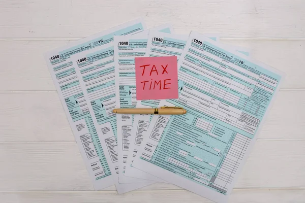 1040税单 贴有五颜六色的标签和钢笔 — 图库照片
