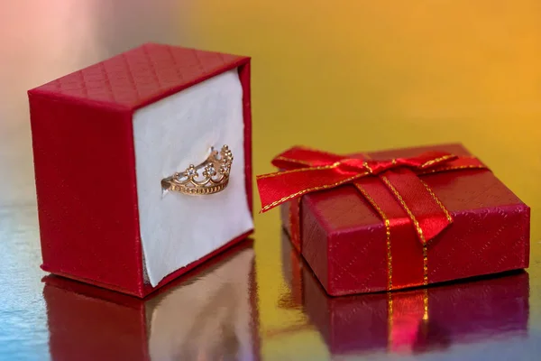 Красная Коробка Золотым Кольцом Корона — стоковое фото