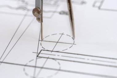 Mühendis arka plan olarak beyaz kağıda resim çiziyor