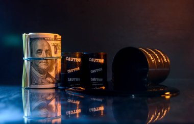 Dolarlar dolusu rulo ve variller koyu arka planda